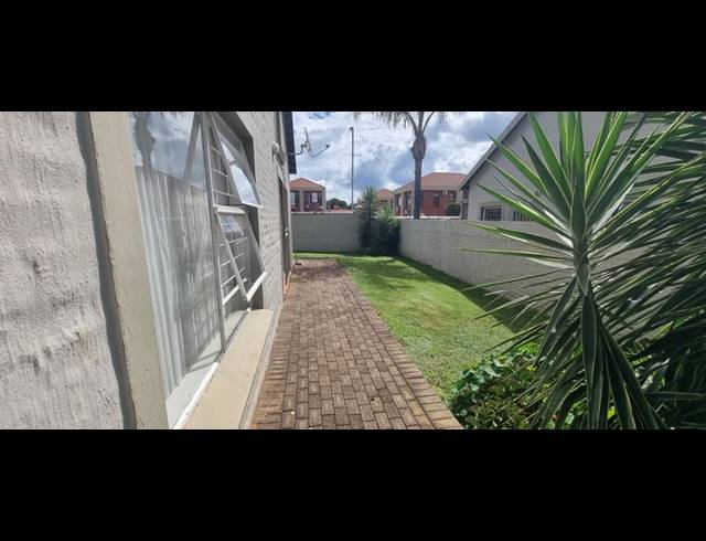 3 BEDROOM TOWNHOUSE FOR SALE IN HEUWELSIG ESTATE